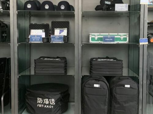 派出所装备柜是用于存储和管理警用装备的专用设施智能单警装备柜